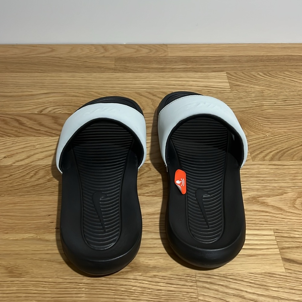 Brand new pair of men’s Nike Victori One Slide size 10 - Picture 4 of 5